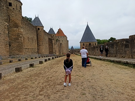 muralla de carcassonne con niños