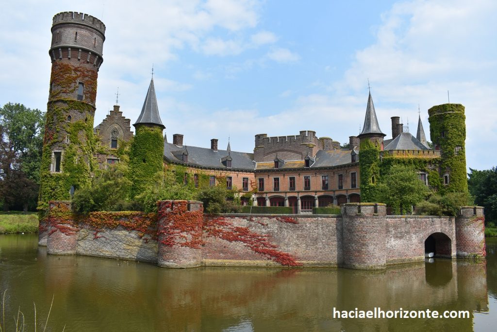 castillo de wijnendale con niños en autocaravana Bélgica