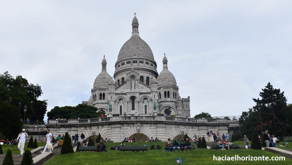 Monumento religioso Sacre cour en Paris francia con niños