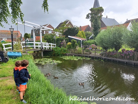 Marken con niños en autocaravana