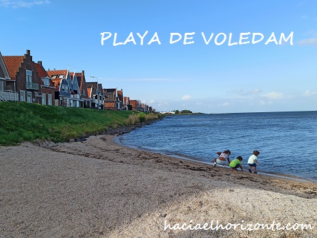 playa de volendam con niños