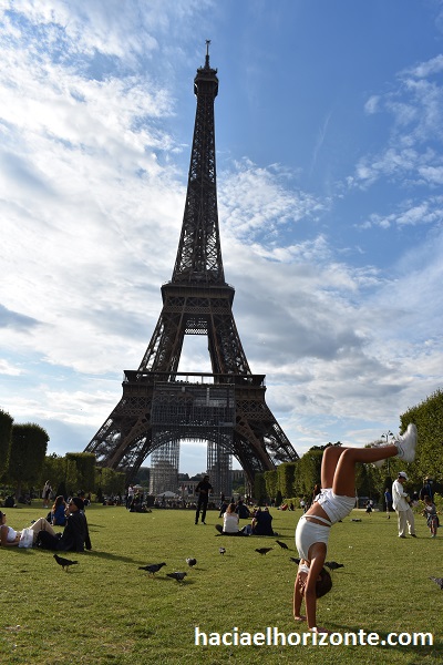 torre eiffel paris con niños y autocaravana