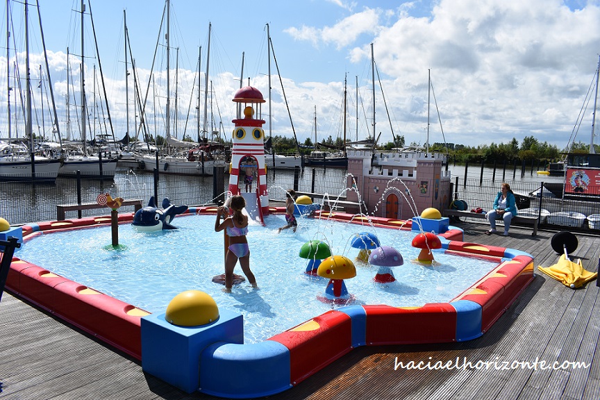 volendam con niños en autocaravana