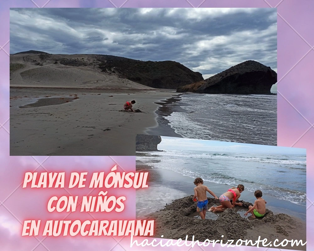 los niños jugando en la playa de monsul en autocaravanas