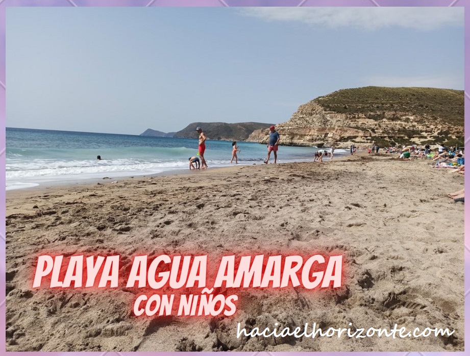 playa de agua amarga con niños en autocaravana