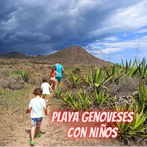 Playa de Los Genoveses en el Cabo de Gata con niños en autocaravana