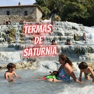 ir a las termas de saturnia con niños en la toscana